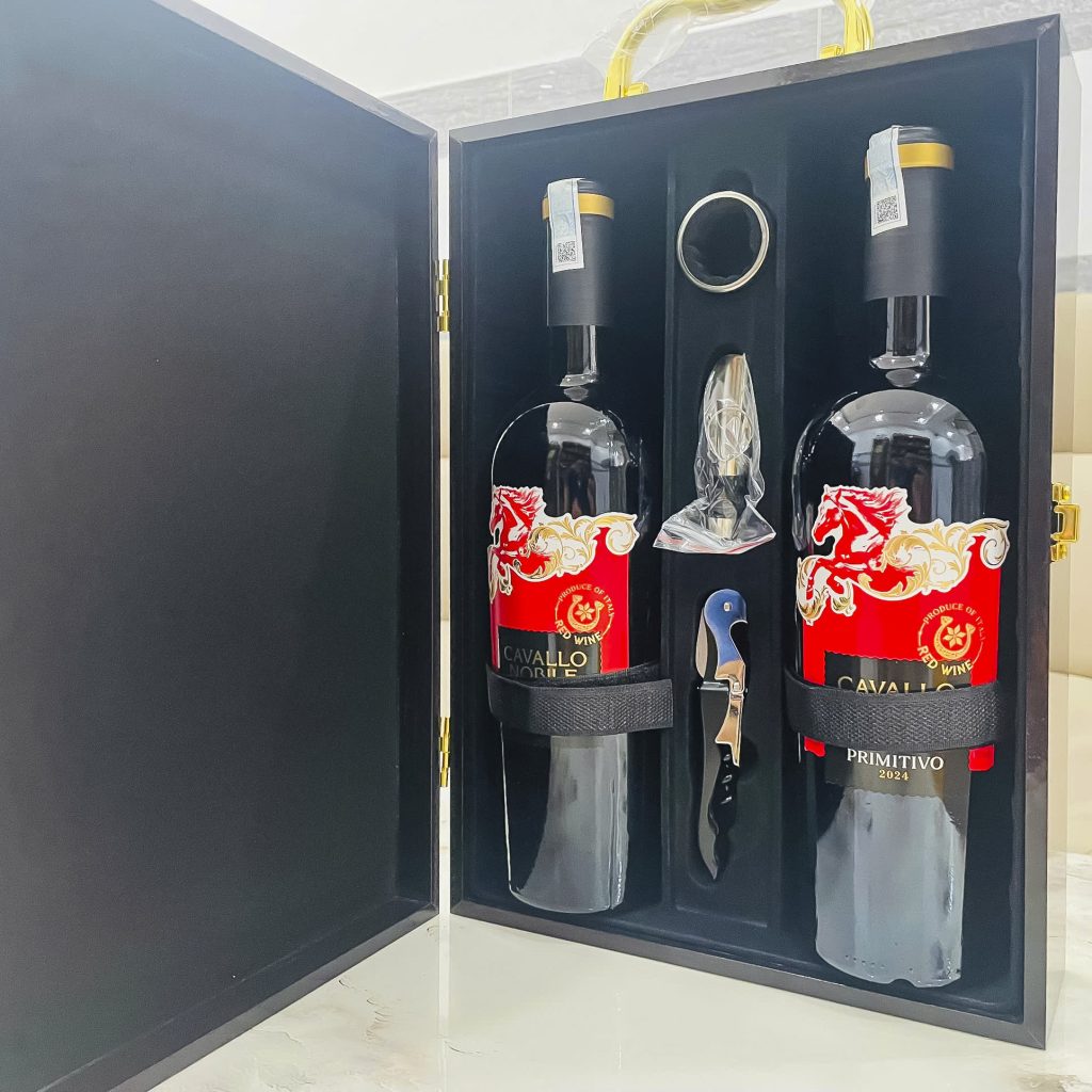 Set Hai Chai Vang Y Do Cavallo Nobile Primitivo Limited Edition